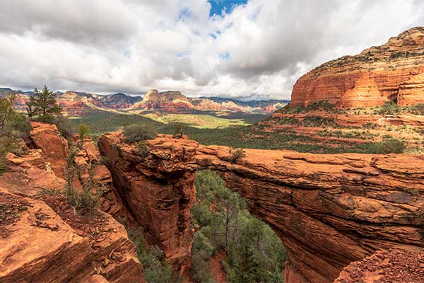 Devil’s Bridge, rising 54 feet in the air and 45 feet long, is the largest natural sandstone arch in Sedona’s Red Rock Country. 