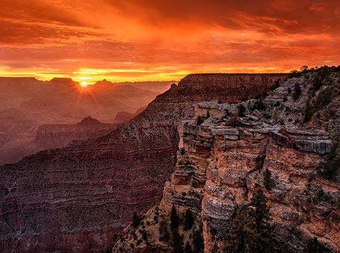 Sunrise from Mather Point at the South Rim of Grand Canyon National Park, Arizona.