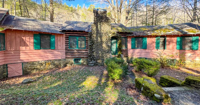 The Spence Cabin River Lodge in the Elkmont Historic District sits among dense trees in Great Smoky Mountains National Park, TN.